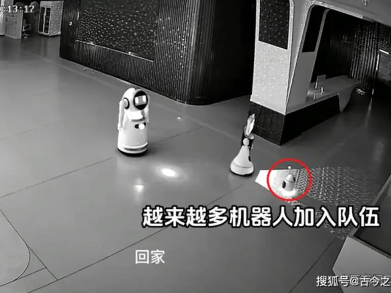 Mali robot ubijedio 12 velikih da prekinu rad: Kad je čuo da “nikad ne odlaze sa posla” pozvao ih sve kod sebe