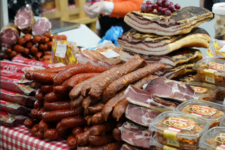 Kad tradicija zamiriše: Sajam mesa u Semberiji – Povezivanje proizvođača i ljubitelja domaćih proizvoda