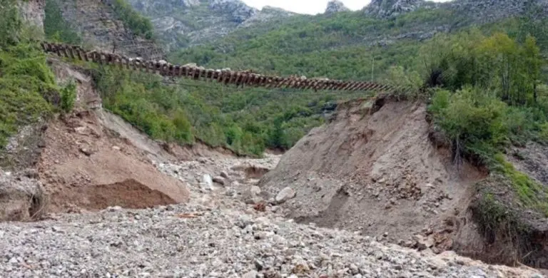 Da su bh. političari dnevno sanirali samo pet metara pruge, ne bi više visila u vazduhu