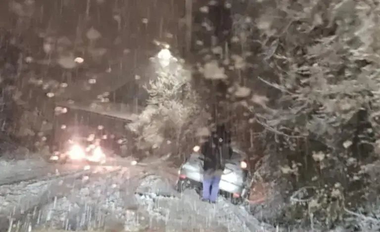 Drama kod Petnjice na sjeveru Crne Gore! Autobus pun đaka prevrnuo se na krov