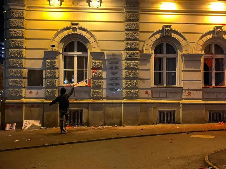 Opozicija tvrdi da su nerede tokom protesta u Novom Sadu pravili plaćenici SNS-a i Vučića
