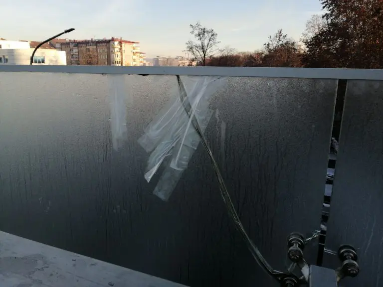 Opasna pasarela na Starčevici: Popucala stakla prijete sigurnosti građana (FOTO)