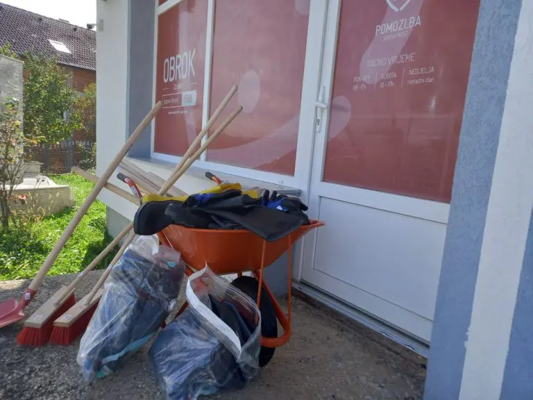 Pomozi.ba organizacija uplatila više od milion maraka porodicama pogođenim poplavama u BiH