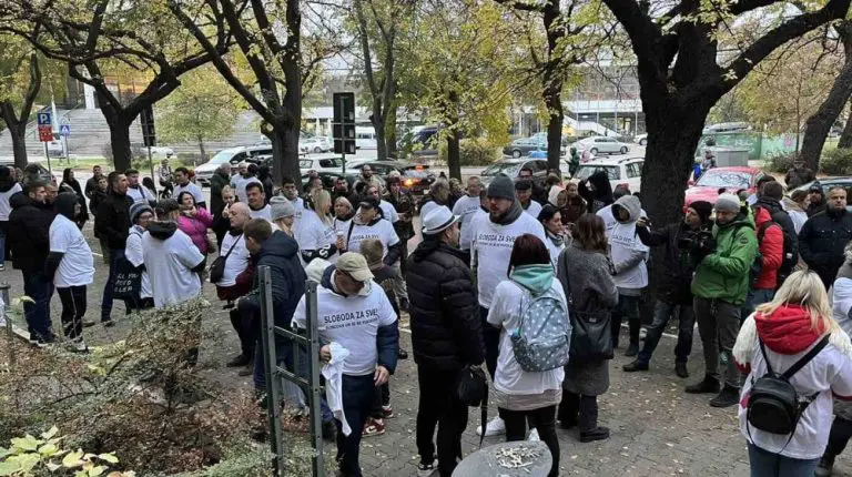 Počeo skup „Sloboda za sve“ ispred suda u Novom Sadu: Podrška Bačulovu i ostalim uhapšenima