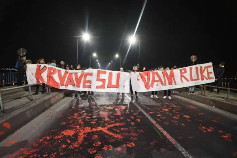 Ispred Vlade Srbije danas protest opozicije zbog nesreće u Novom Sadu