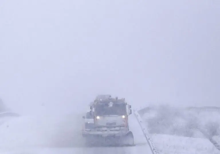 Snijeg zatrpao dijelove Njujorka: Stotine hiljada ljudi bez struje