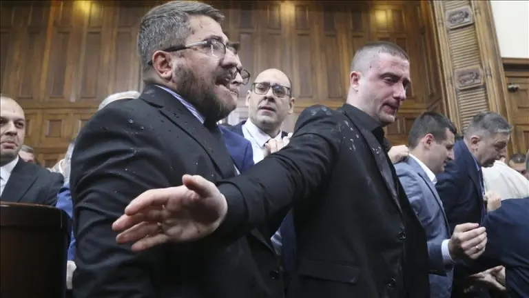 Opšta tuča u Skupštini Srbije!Brnabić dala pauzu