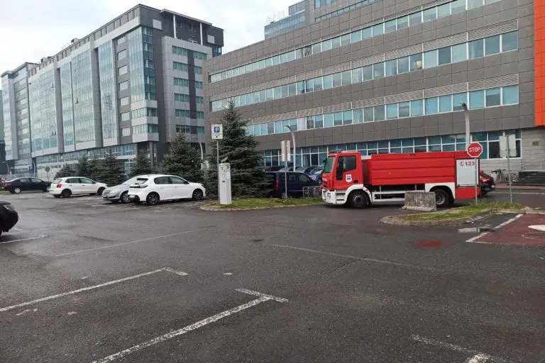 Naguravanja sa policijom, institucije “u mraku”, blokiran parking kod RTRS-a, protesti i nove oštrije mjere