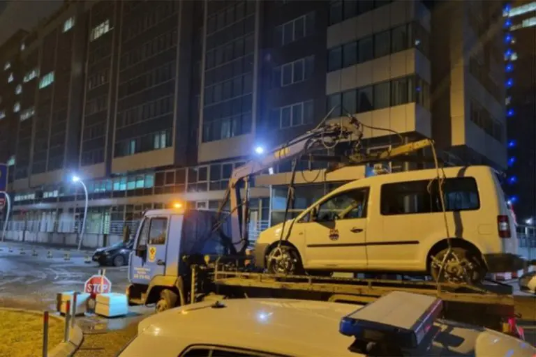 Policija uklonila vozila koja su blokirala Trg Republike u Banjaluci