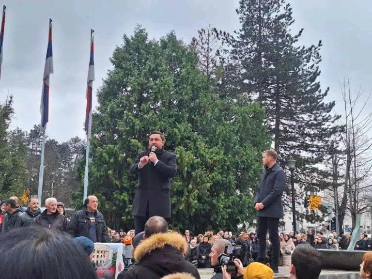 Novi protest ispred NSRS: Banjalučani čekaju pojačanje iz Bijeljine, autobusi stižu! FOTO