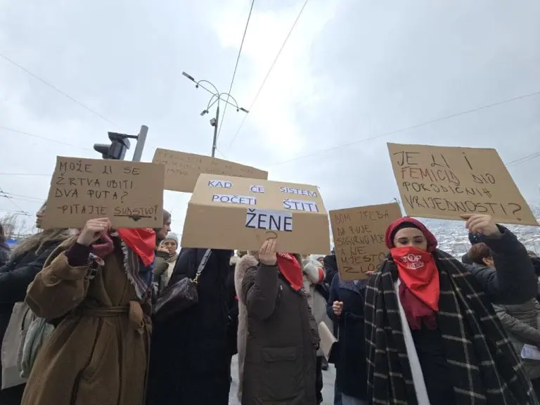 Građani na protestima u Sarajevu: Sistemskim greškama se pogodovalo ubici Alme Kadić, kazna mu smanjena za 15 godina 