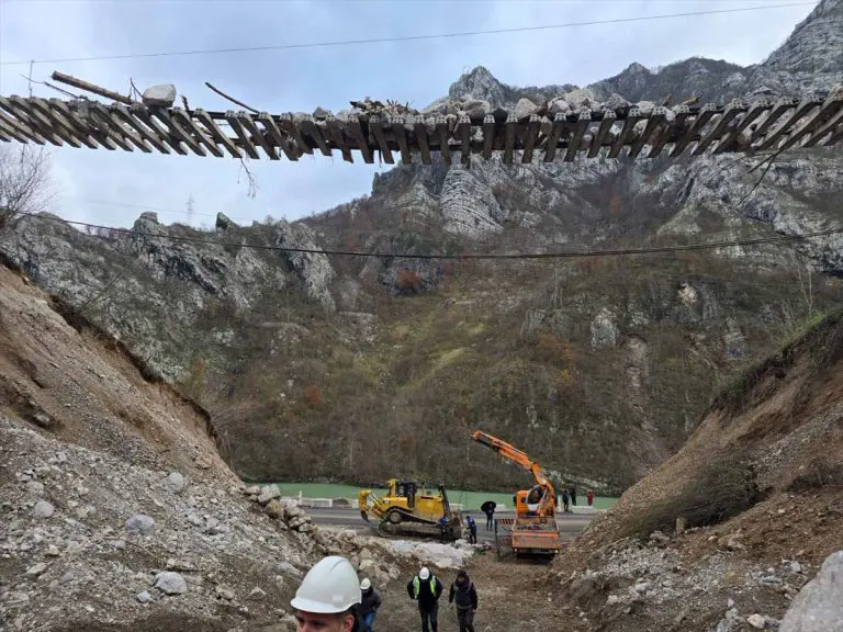 Nastavlja se rekonstrukcija oštećene pruge u Donjoj Jablanici (FOTO)