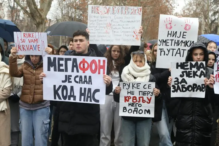 U Beogradu i drugim gradovima održan protest “Zastani, Srbijo” (FOTO)