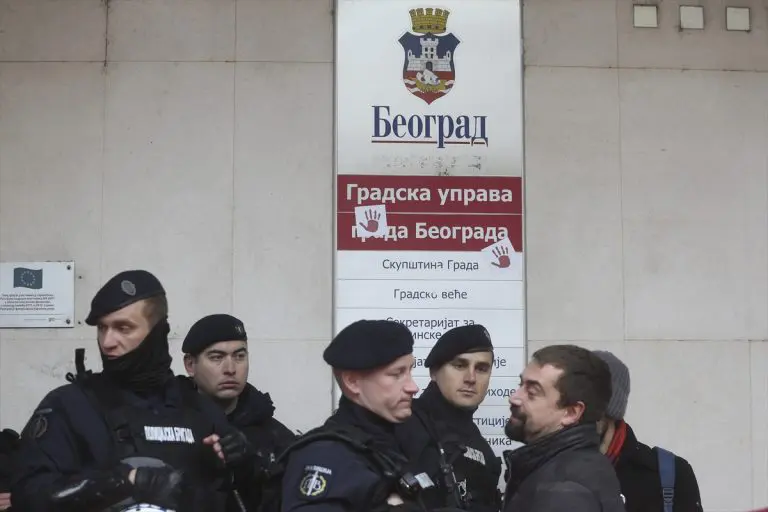 Sukob na ulazu u Skupštinu grada Beograda (FOTO)