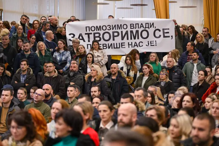 “Pomozimo Vladi, ZATVORIMO SE, previše nas je”