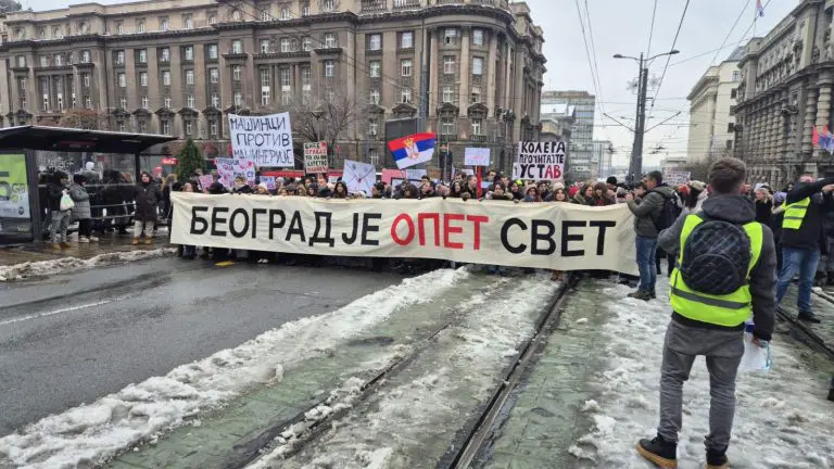 Veliki broj studenata u protestnoj šetnji u Beogradu, predaće 1000 pisama, stigla podrška i sa RTS-a