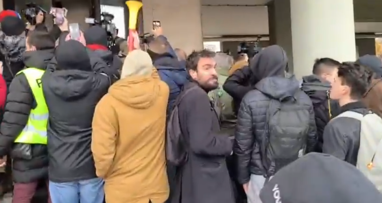 Haos u Novom Sadu: Građani u klinču s policijom, pokušavaju da uđu u Gradsku kuću….