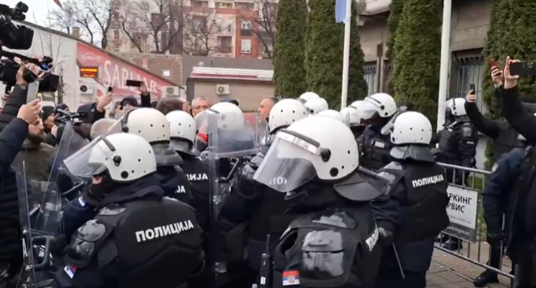 Prvi incidenti na blokadi u Novom Sadu, policija potiskuje poslanike i odbornike: „Jako su agresivni, više nego pre“