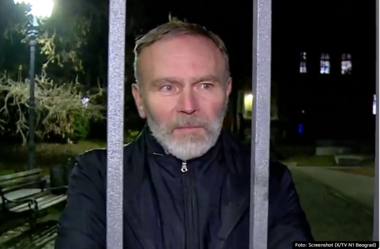 VIDEO Razgovor sa direktorom koji je klečao postao viralan na mrežama: “Razmatramo”