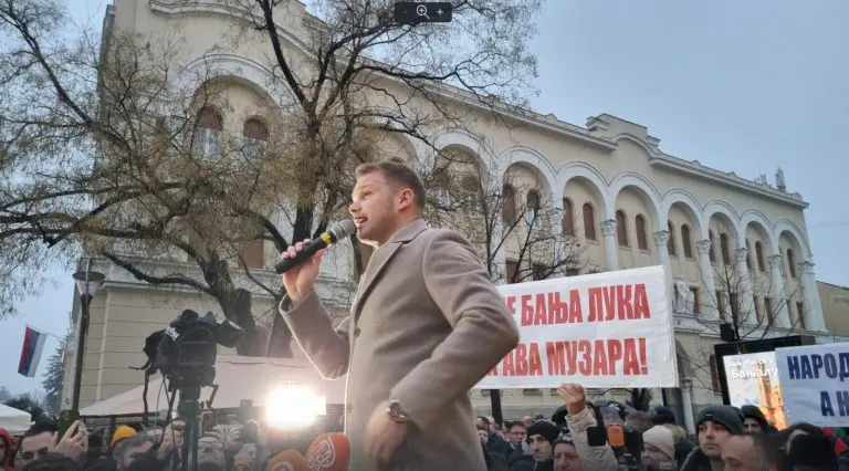SOBA 16 Povucite zakon! Stanivuković predvodi protest ispred Palate predsjednika FOTO/VIDEO