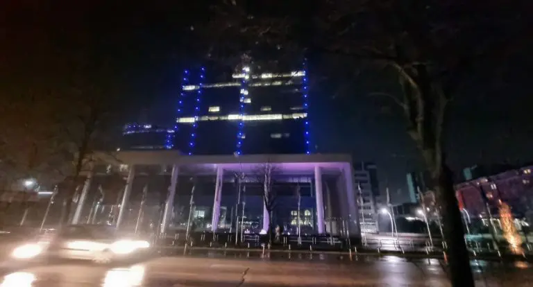 Pogašena rasvjeta ispred zgrade Vlade RS!