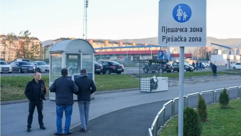 Ulica pored zgrade Vlade RS i RTRS pretvorena u pješačku zonu za građane, šetnju i suvenire