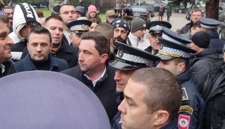 Haos u NSRS,Stanivuković se prskao dezodoransom, izbačeni poslanici sa sjednice