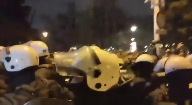 Intervencija policije ispred Predsjedništva Srbije: Pendrecima i pesnicama na mirne studente