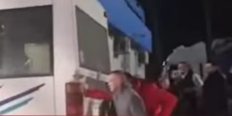 Nesvakidašnja scena na graničnom prelazu Gradiška: Putnici gurali autobus VIDEO