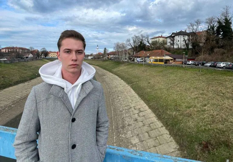 Najmlađi zastupnik u istoriji Skupštine Brčko Distrikta: “Mladi buntovnik” nastavlja borbu protiv nepravde iz skupštinske klupe