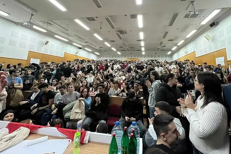 Skoro 40 fakulteta u Srbiji obustavilo rad zbog novosadske tragedije, podržali ih dekani i rektori