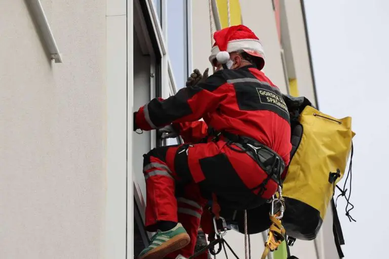 Djeda Mrazovi se spustili niz zgradu mostarske Pedijatrije i darovali djecu