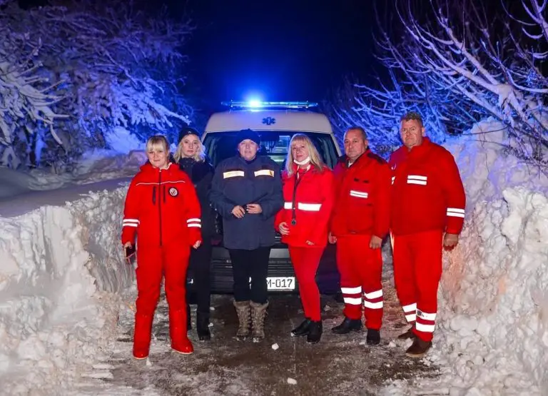 Heroji među nama: Ekipa Hitne pomoći iz Banjaluke četiri sata se probijala kroz snijeg kako bi pomogla bolesnom djetetu (FOTO)