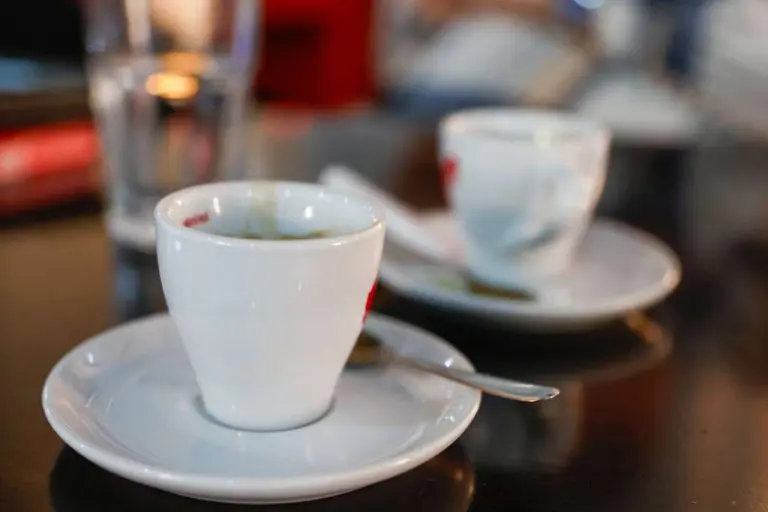 Kratka pauza za kafu skupo je koštala: Radnica dobila otkaz zbog 10-minutnog izlaska s posla