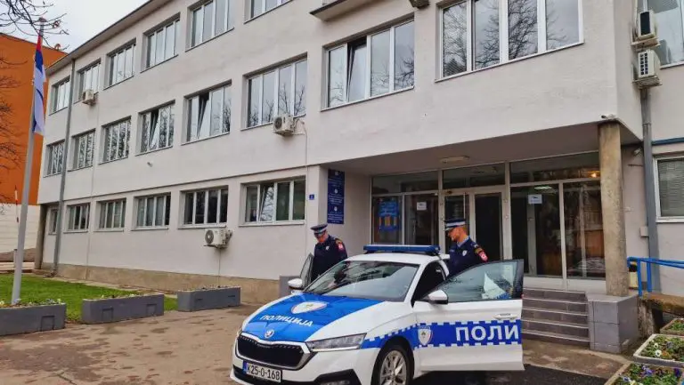 Maloljetnog pješaka u Prijedoru udario neregistrovanim autom pa pobjegao s mjesta događaja