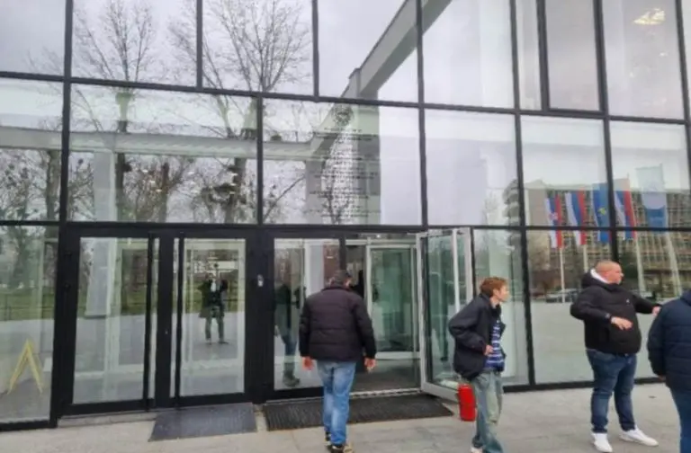 Napeto u “srpskoj Atini”: Studenti zauzeli zgradu Rektorata u Novom Sadu (VIDEO)