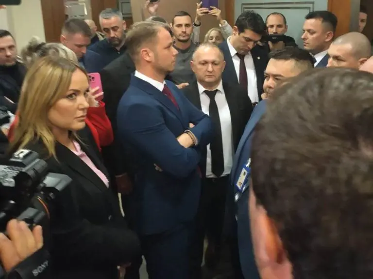 Naguravanje s obezbjeđenjem: Stanivuković i Petrović pokušali da uđu u skupštinsku salu NSRS