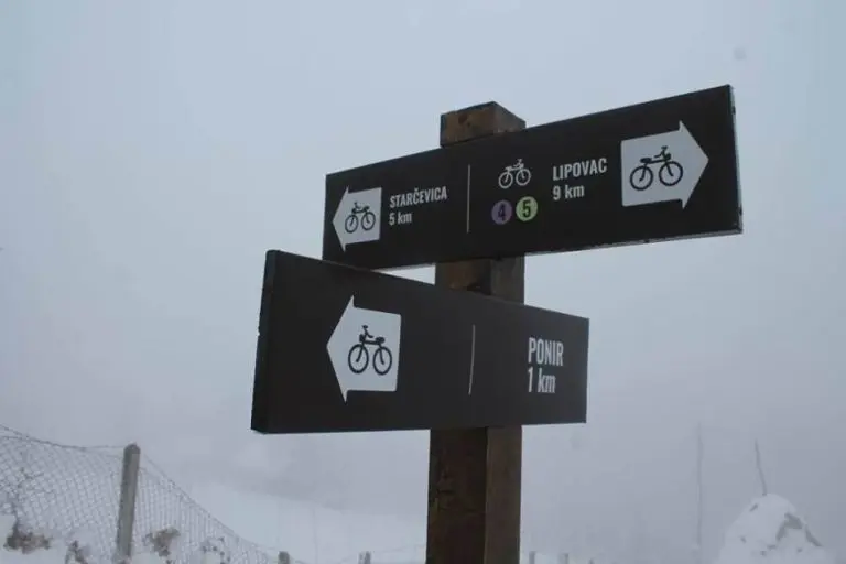 Snijeg na Poniru u Banjaluci skoro dva metra, spasioci se probili do dva domaćinstva