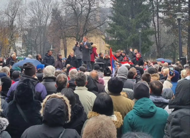 Protest ispred NSRS: “Sjetili se da usvoje zakon kako bi pljačkali Banjaluku i Bijeljinu”