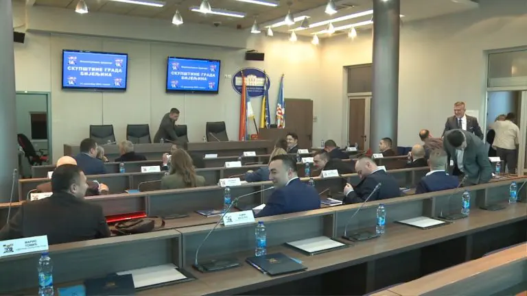 Sjednica u Bijeljini: Jedni bez papira, drugi bez većine, a svi bez odgovornosti