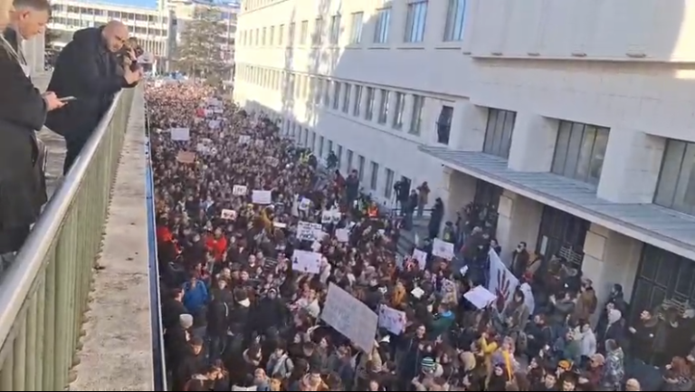 Studenti trube ispred Skupštine, novinari izgurani iz sale, fizički obračuni napolju