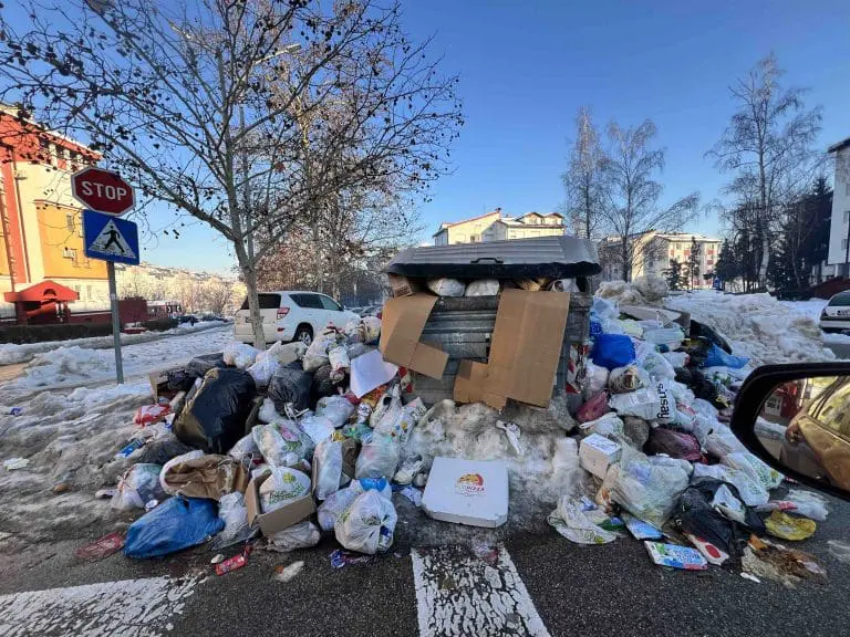 Alarmantno u Banjaluci: Grad zatrpan smećem, trotoari okovani ledom