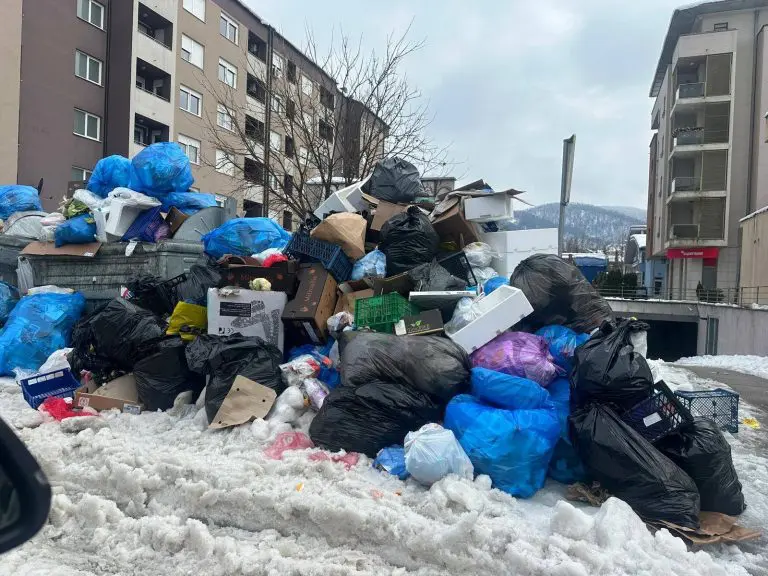 Banjaluka uoči praznika ZATRPANA SMEĆEM