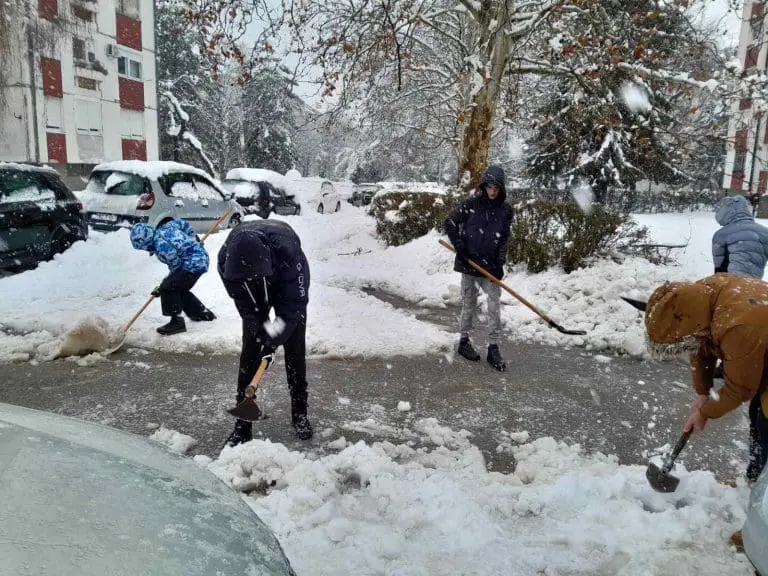 U najvećem banjalučkom naselju i najmlađi čiste snijeg