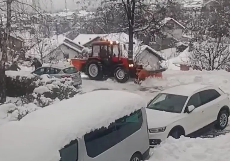 Traktor “Čistoće” ignorisao zatrpane ulice u najvećem naselju u Banjaluci i čistio pristup privatnoj parceli