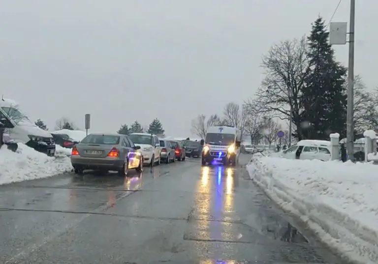 Totalni kolaps kod UKC RS, prilazi bolnici zakrčeni, auta parkirana nasred ceste