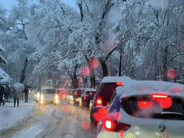 Snijeg zatrpao BiH, zatvoreno puno cesta