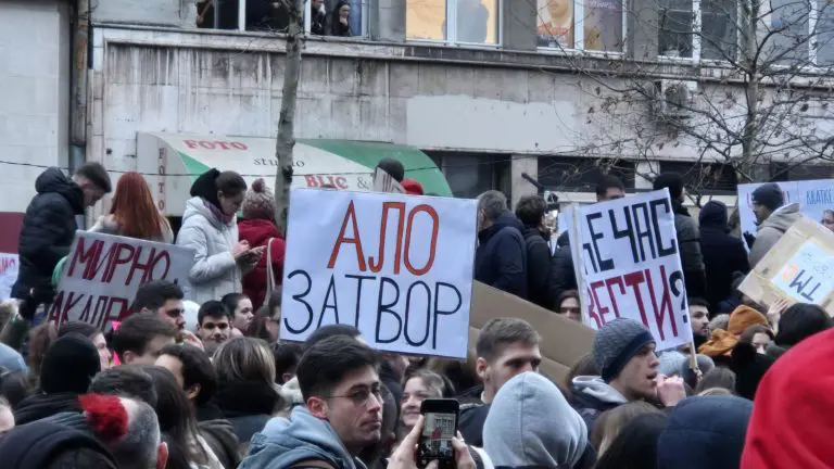 Studenti u blokadi Pravnog fakulteta napadnuti flašama, večeras skup podrške