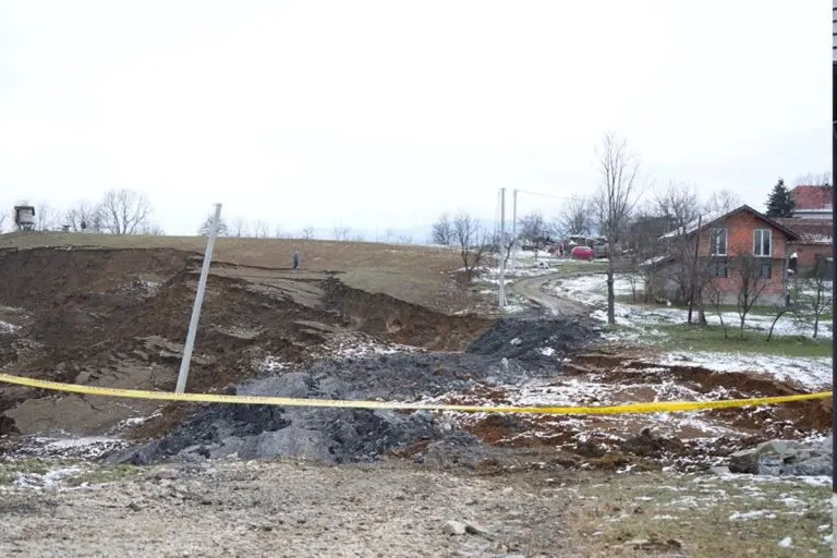 Dramatično u Novom Šeheru: Naložena evakuacija preostalih šest porodica iz zone klizišta