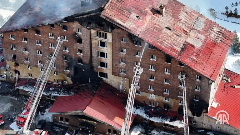 Raste broj poginulih u požaru u skijaškom odmaralištu
